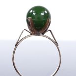 An 18ct gold green stone dress ring, with ribbed shoulders, stone diameter 10mm, size P, 3g