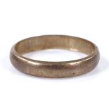 An 18ct gold wedding band ring, maker's marks S and W, hallmarks London 1970, band width 3.5mm, size