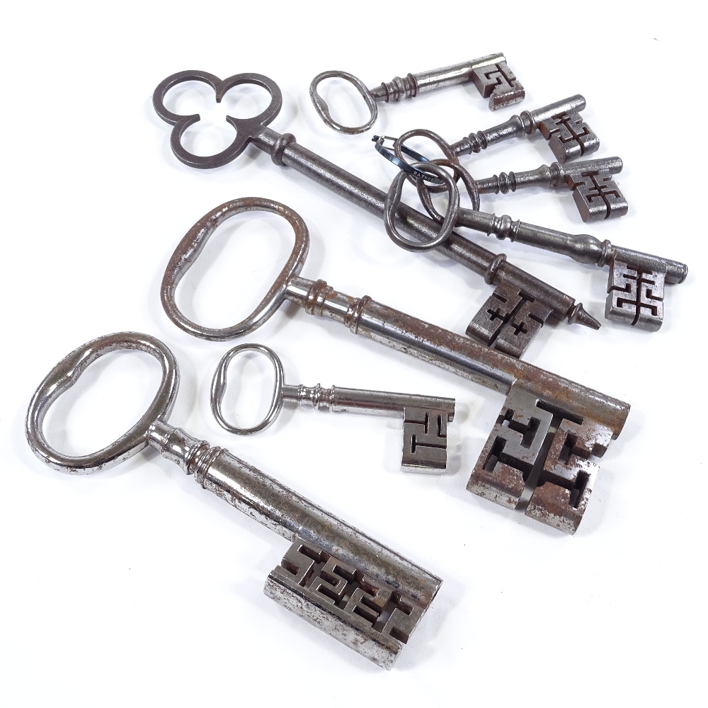 A collection of large 18th and 19th century keys - Image 3 of 3