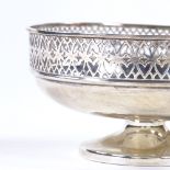 A George V small circular silver bon bon dish, with pierced border, by Walker & Hall, hallmarks