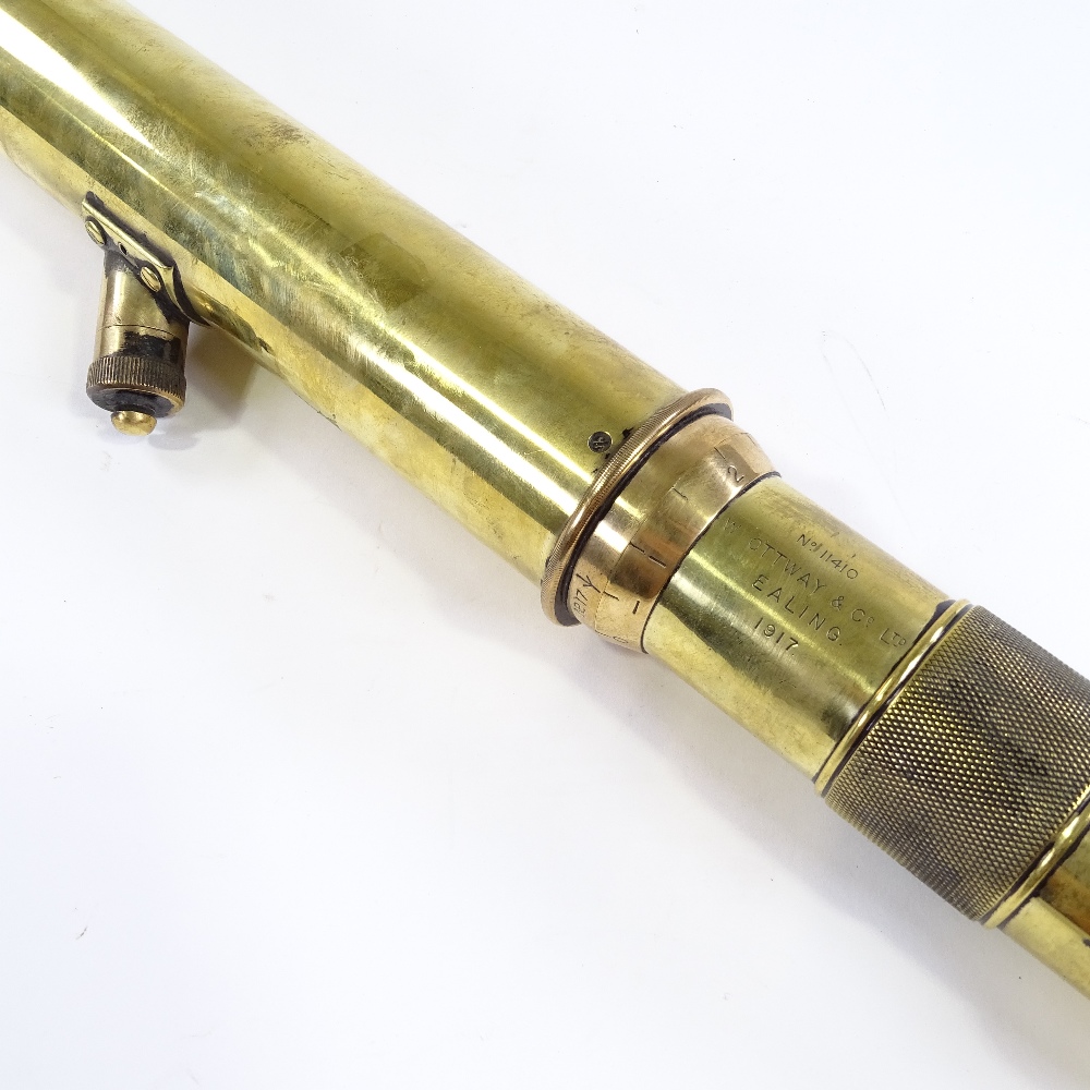 A First War Period brass-cased 2.5" gun sight telescope by Ross of London, length 66cm - Image 4 of 5