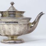 A George V circular silver teapot, by Roberts & Belk, hallmarks Sheffield 1921, height 16cm, 24.3oz