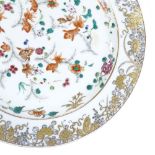 A Chinese porcelain plate with painted carp design in gilded border, diameter 23cm