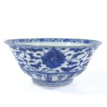 A Chinese blue and white porcelain bowl with painted decoration, 18th/19th century, diameter 17cm