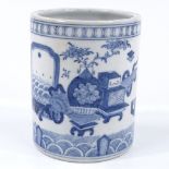 A Chinese blue and white porcelain brush pot with painted decoration, height 13.5cm, diameter 11cm