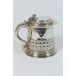 Quality silver lidded tankard, by Garrard & Co. Ltd, Birmingham 1971, the cylindrical body with cast