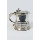 Quality silver lidded tankard by A E Jones, Birmingham 1972, the cylindrical body with cast lion