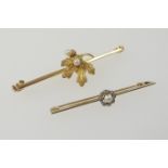 Attractive Edwardian 9ct gold and pearl bar brooch, centred with oak leaves and acorns inset with