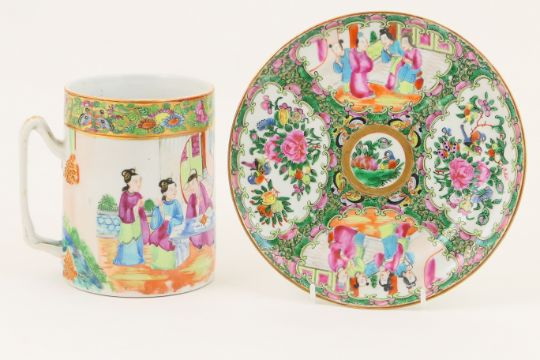 Chinese famille rose tankard, late 18th/early 19th Century, cylinder form decorated with figures