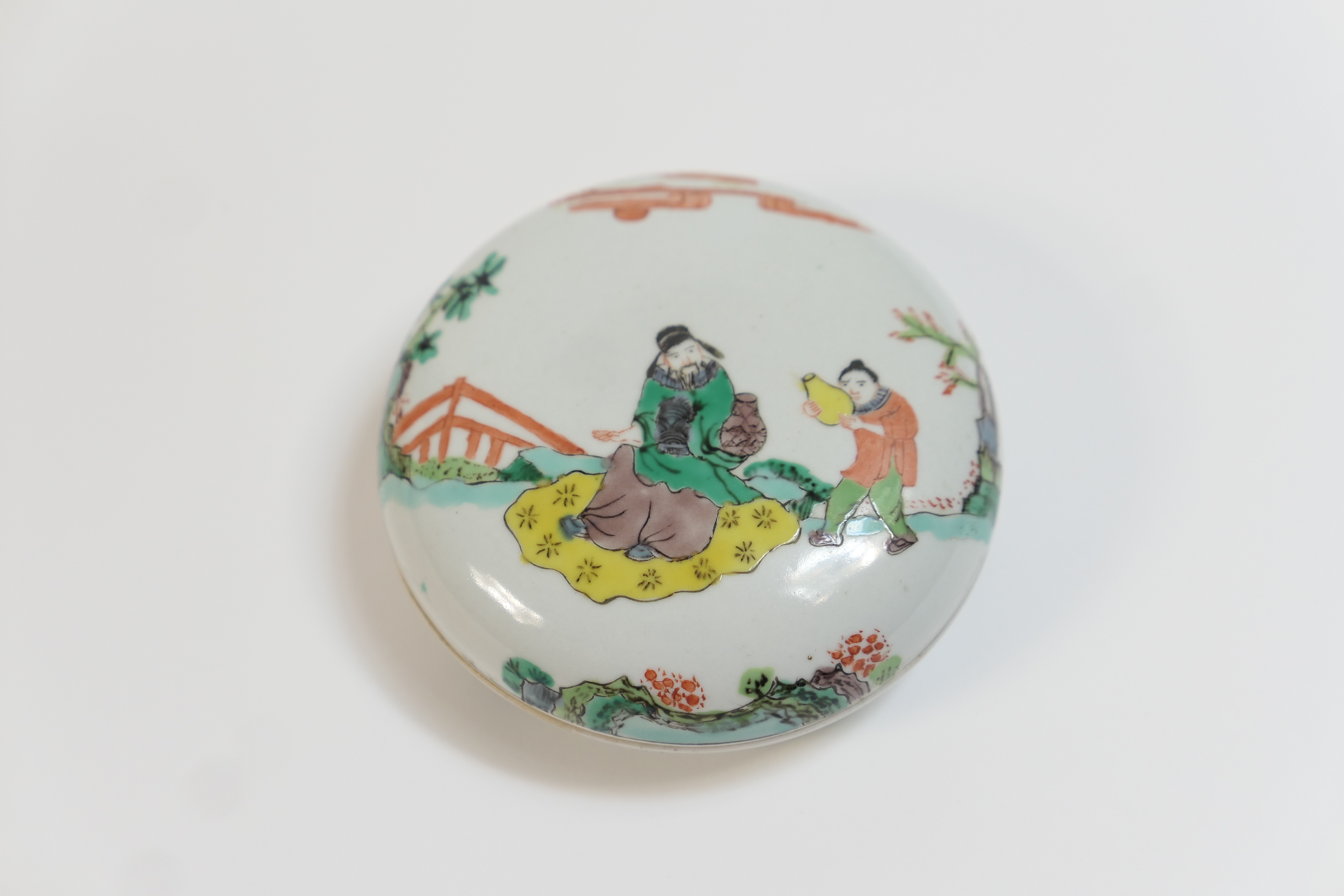 Chinese porcelain box and cover, late 19th Century, shallow form decorated in famille verte