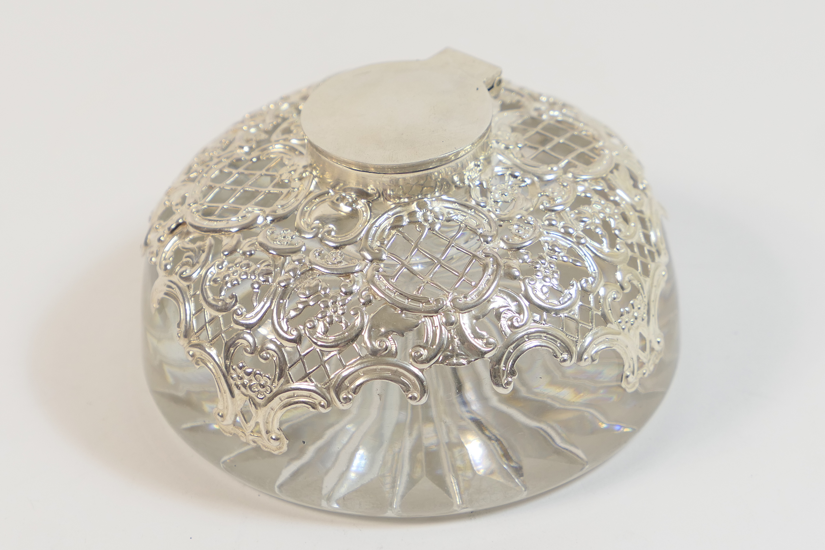 Late Victorian silver mounted heavy glass inkwell, by William Comyns, London 1899, hinged cover