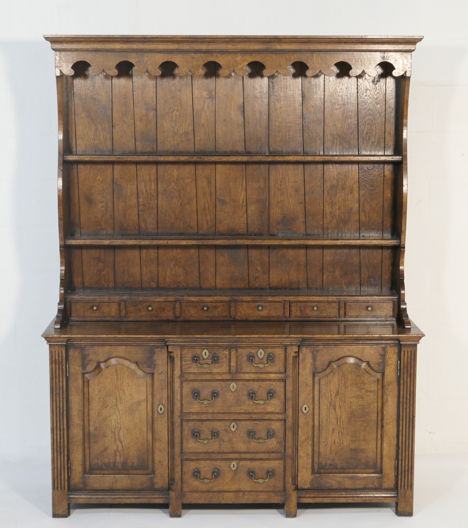 Quality oak Welsh dresser in the Georgian style, attributed to Titchmarsh and Goodwin, late 20th