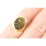 Small 18ct gold signet ring, plain oval cartouche engraved with initials 'JM', marked '750', size