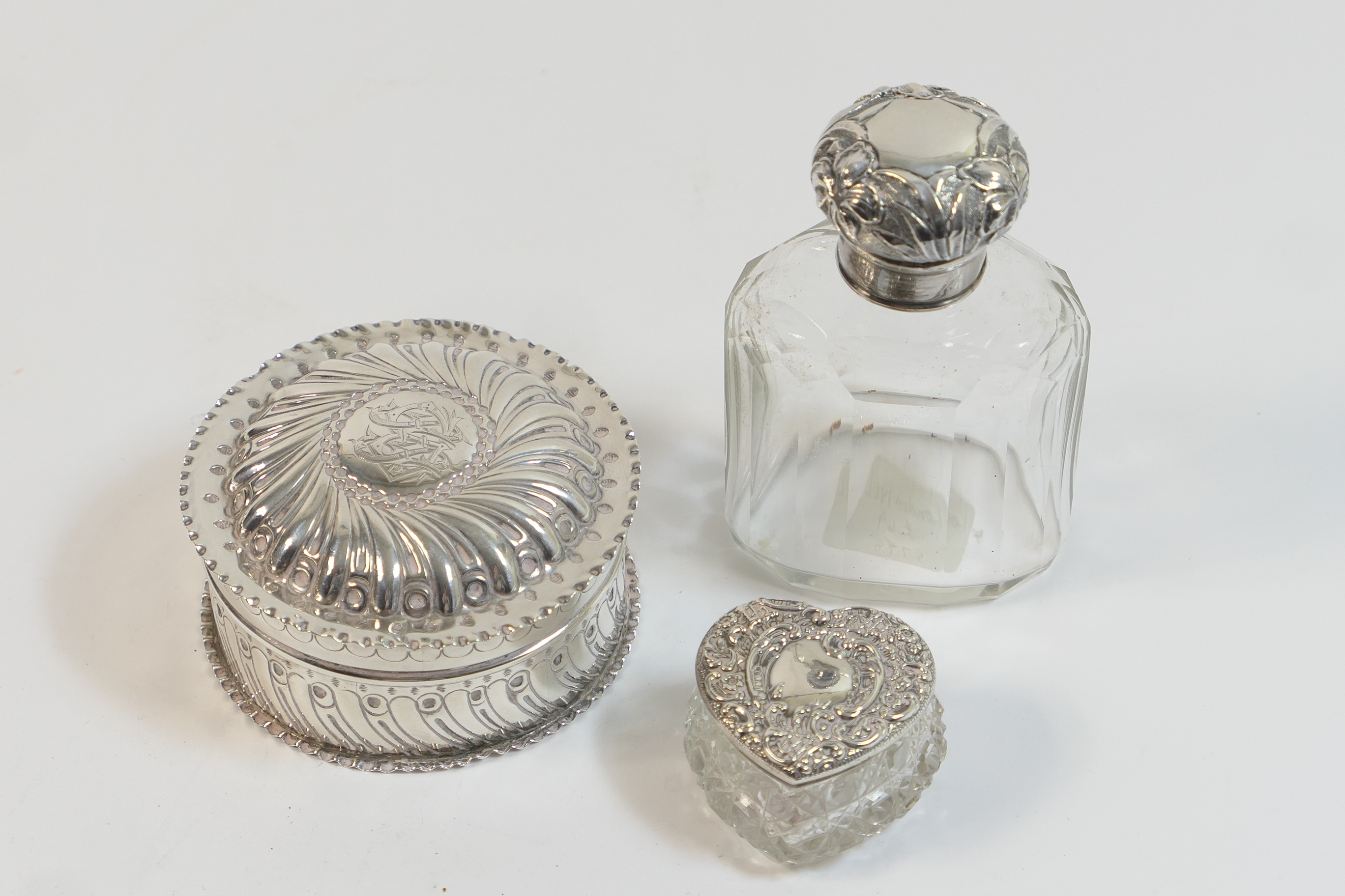 Victorian silver circular box and cover, by William Comyns, London 1889, gadrooned decoration, 9cm