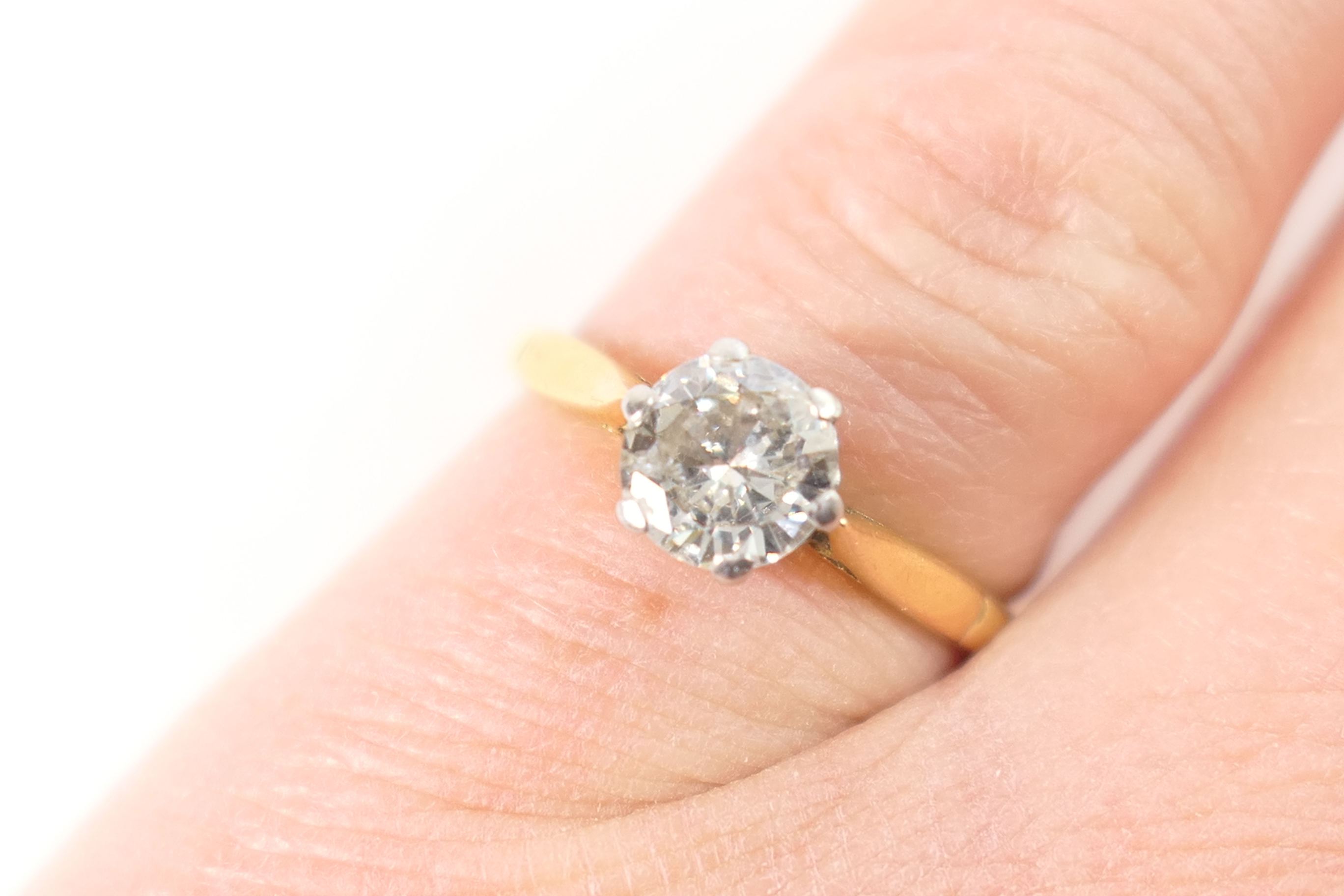 Diamond solitaire ring, round brilliant cut stone of approx. 0.80ct, estimated as H/J in colour