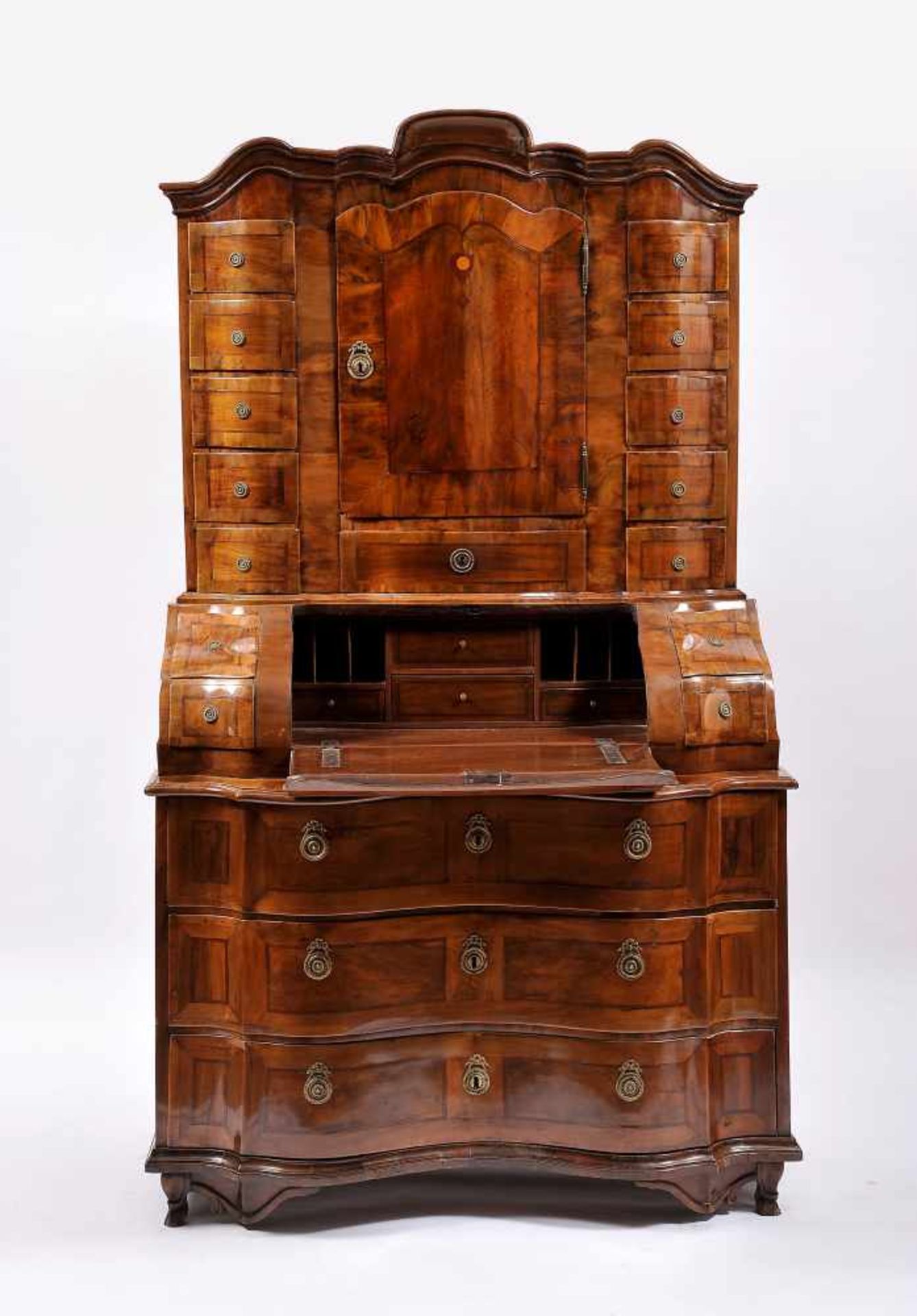 A Bureau with Bookcase, walnut and burr-walnut veneer, mahogany friezes, interior with drawers and - Bild 2 aus 2
