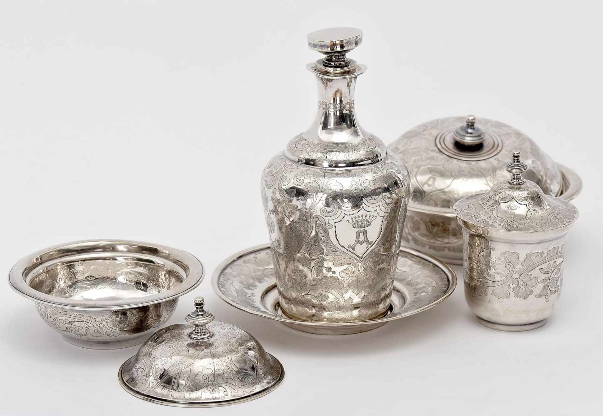 A Vanity Set, 833/1000 silver, consisting of three boxes and bottle with stand, engraved - Bild 2 aus 4
