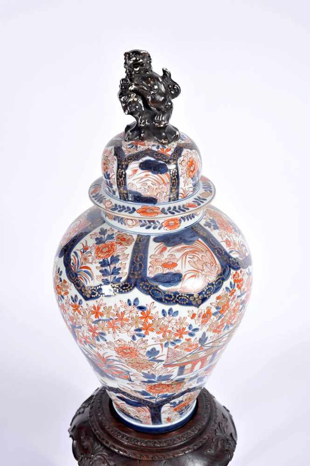 A Covered Large Vase, Japanese porcelain, «Imari» decoration "Flowers", Meiji period (1868-1912), - Bild 2 aus 2