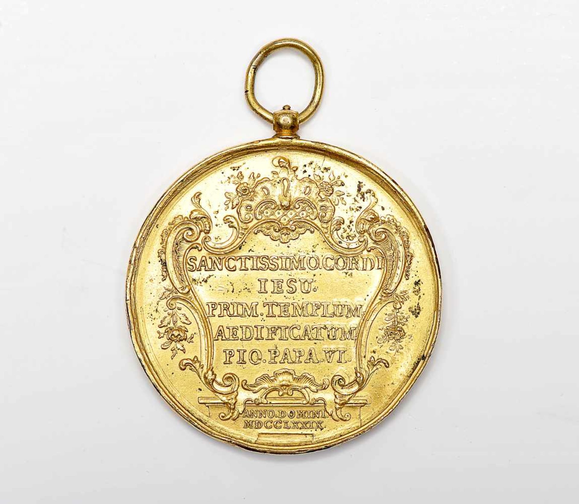 A Medal celebrating the Foundation of the Church of the Most Sacred Heart of Jesus, gilt bronze, one - Bild 2 aus 2
