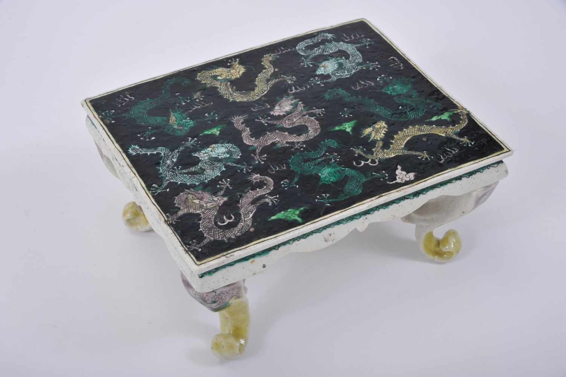 A Miniature table, partly glazed biscuit, «Famille Verte» decoration "Dragons", Kangxi period ( - Bild 3 aus 3