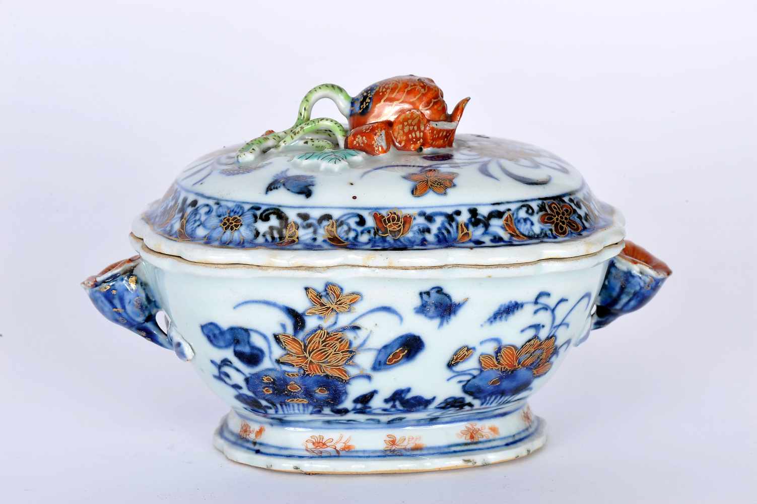 A Smal Scalloped Tureen, Chinese export porcelain, polychrome and gilt decoration "Flowers", handles