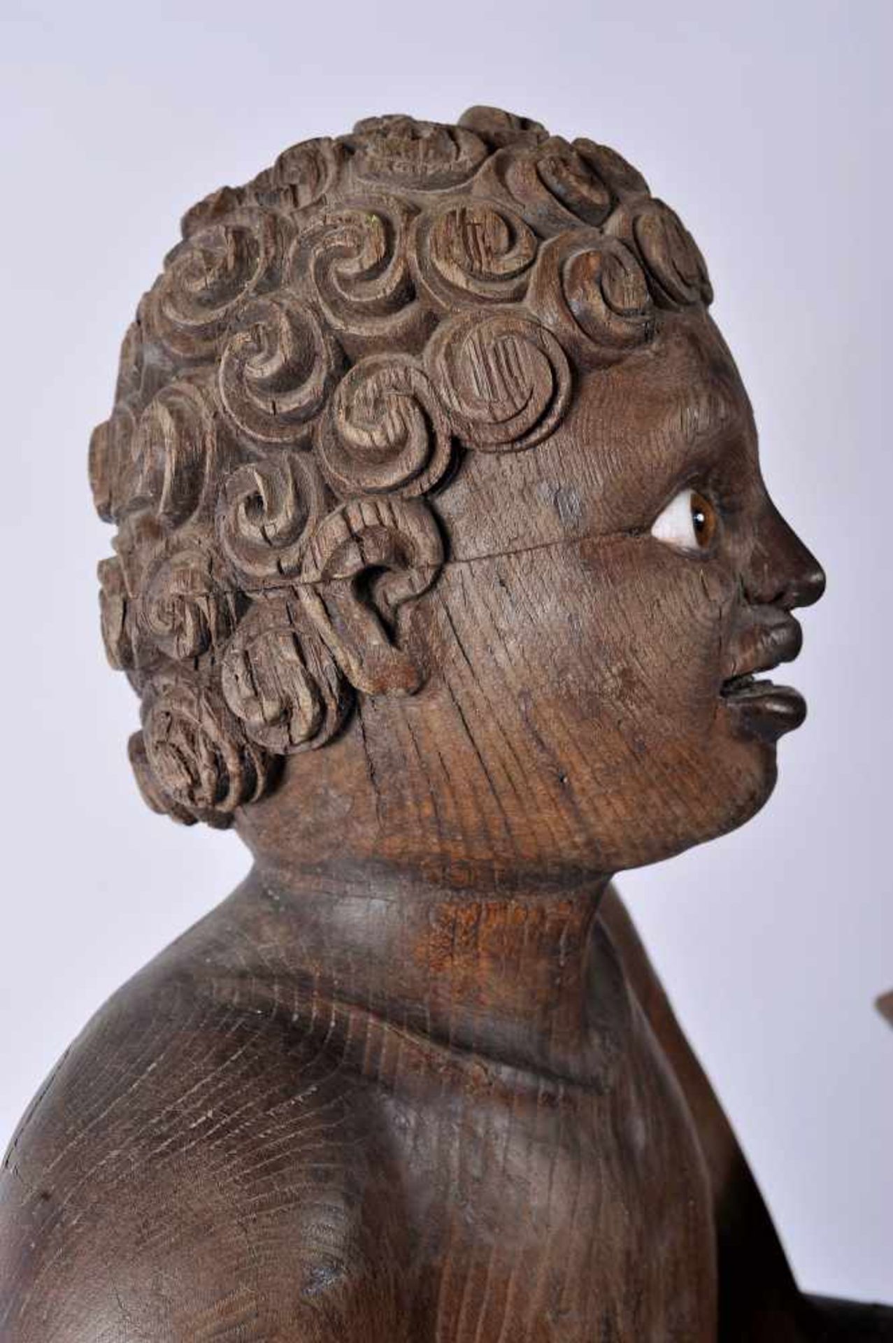 African holding Cornucopia, chestnut sculpture, Portuguese, 18th C. (1st half), restoration, minor - Bild 2 aus 2