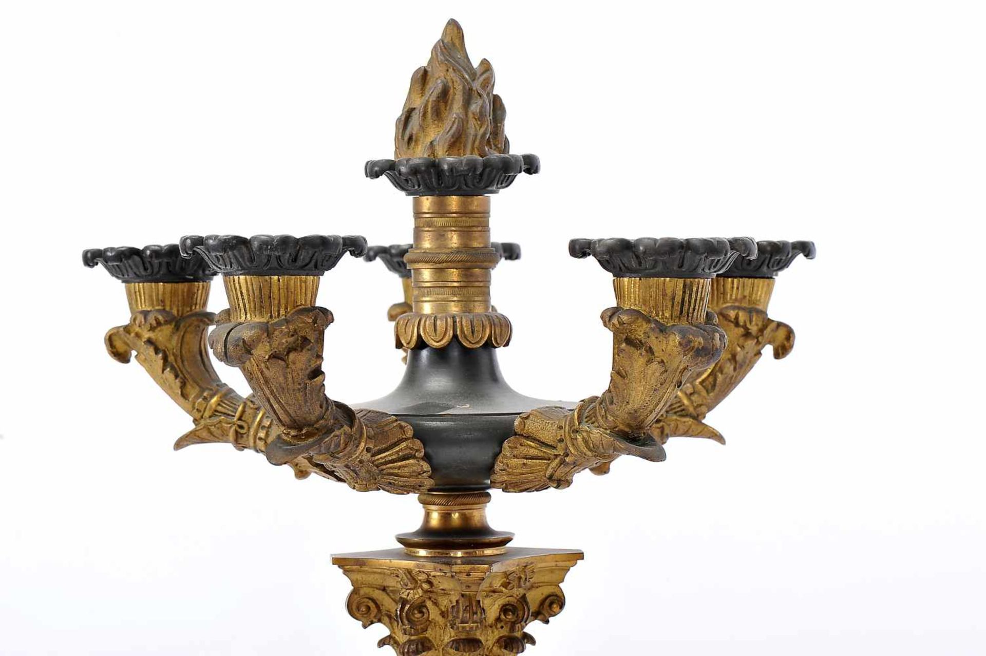 A Garniture - Gantry Clock and a pair of Six-light Candelabra, Empire manner, patinated bronze - Bild 2 aus 3