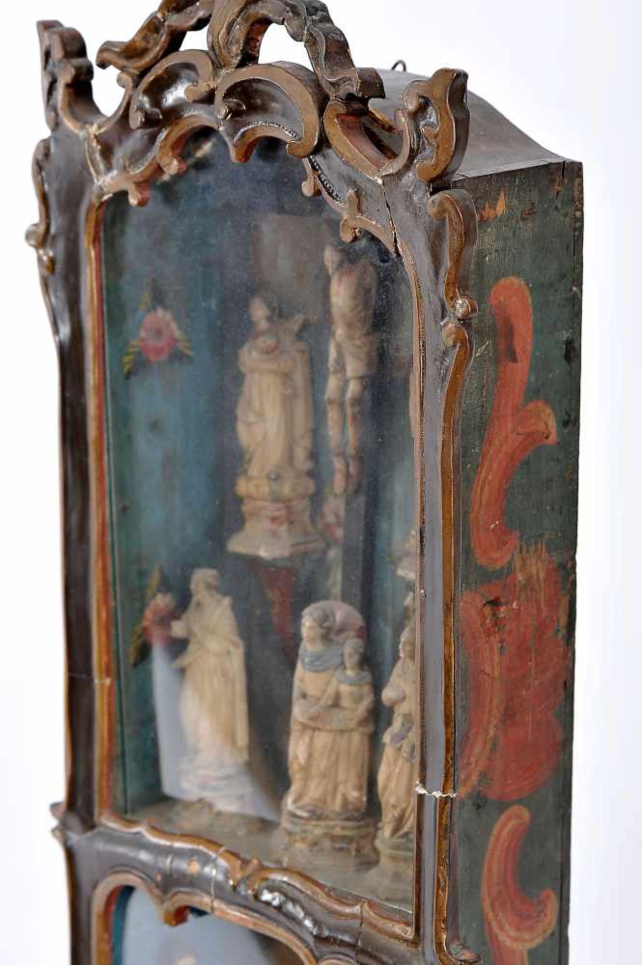 A "Lapinha" Oratory with eleven figures, rococo, carved, marbled, painted and gilt wood display - Bild 4 aus 4
