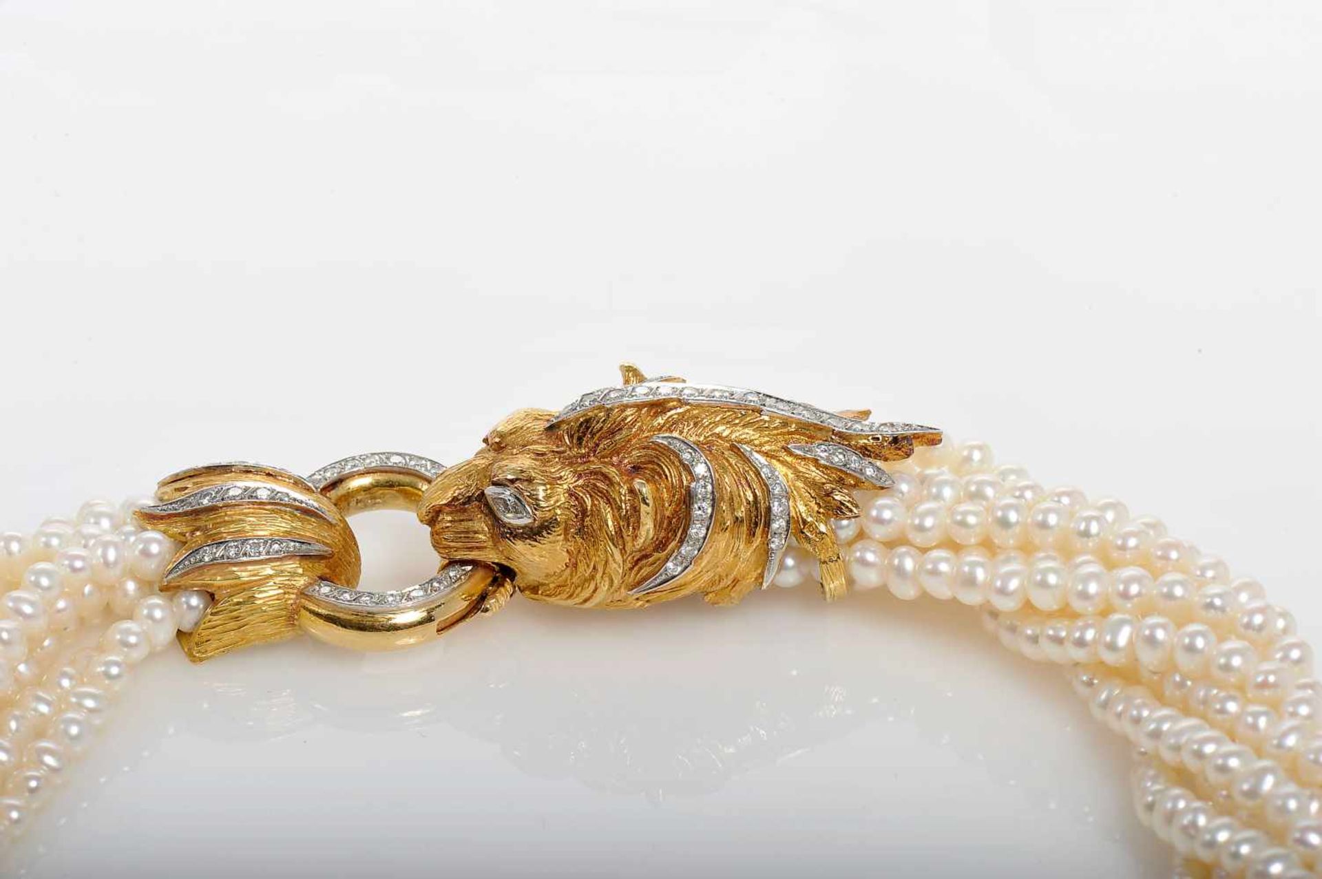 A Necklace, nine strings of culture pearls, bicolour gold clasp, carved decoration "Lion fauce", set - Bild 2 aus 3