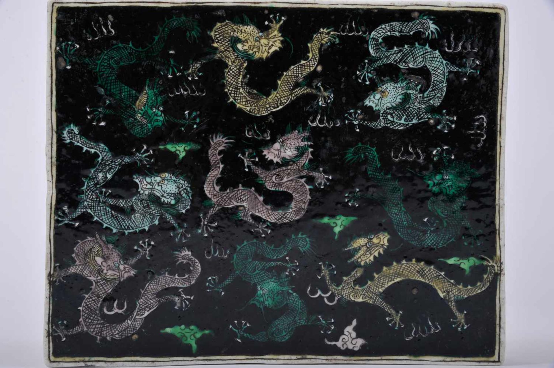 A Miniature table, partly glazed biscuit, «Famille Verte» decoration "Dragons", Kangxi period ( - Bild 2 aus 3
