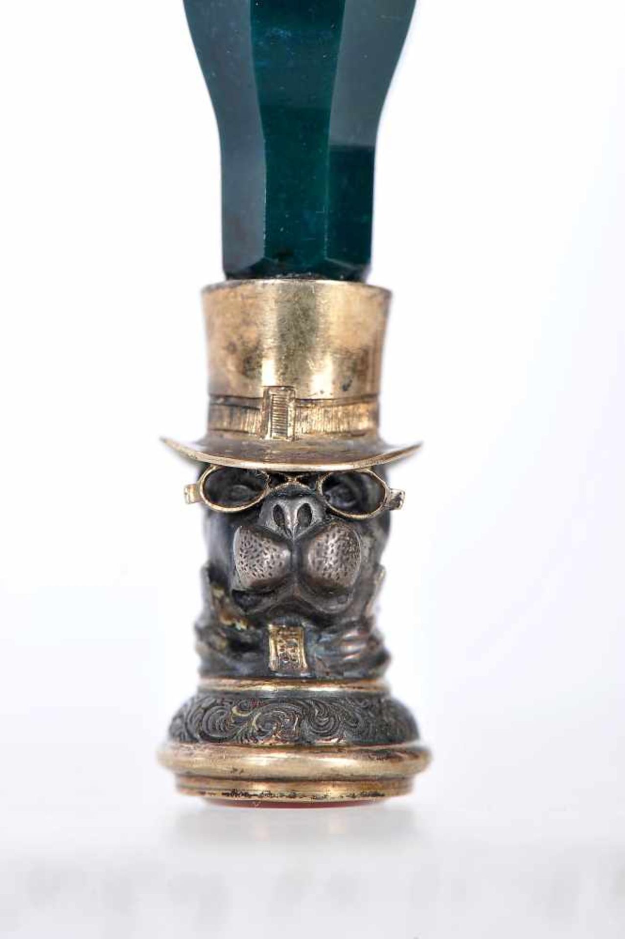 A Signet, blood Jasper, silver and gilt silver faceted handle en relief "Hound head with top hat and - Bild 3 aus 3