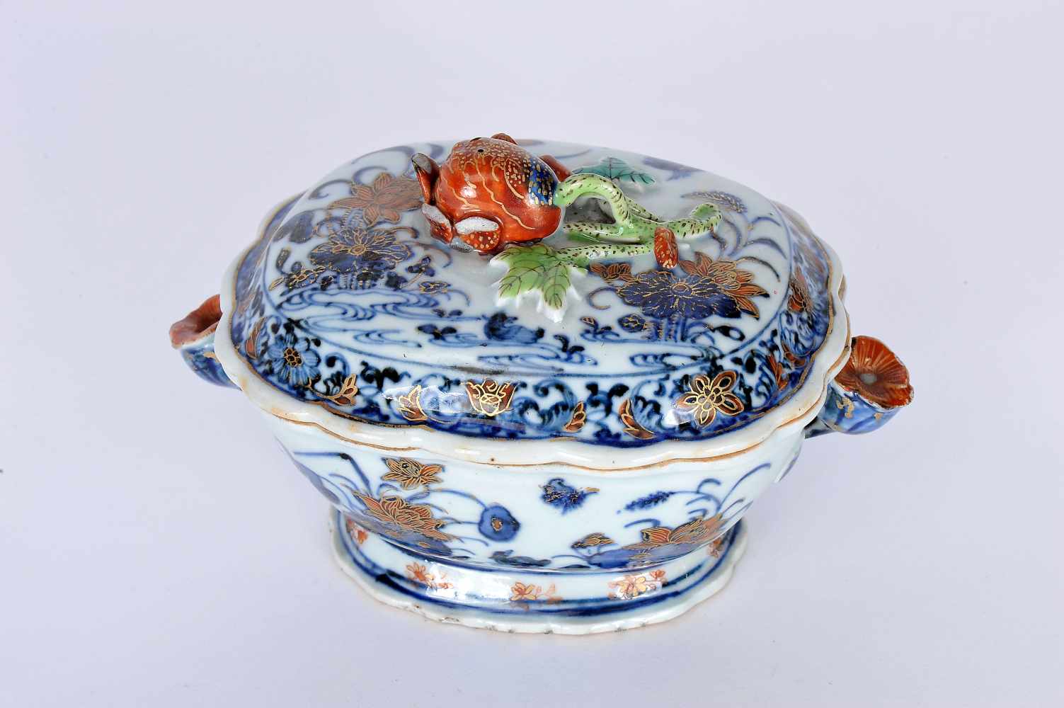 A Smal Scalloped Tureen, Chinese export porcelain, polychrome and gilt decoration "Flowers", handles - Image 2 of 2