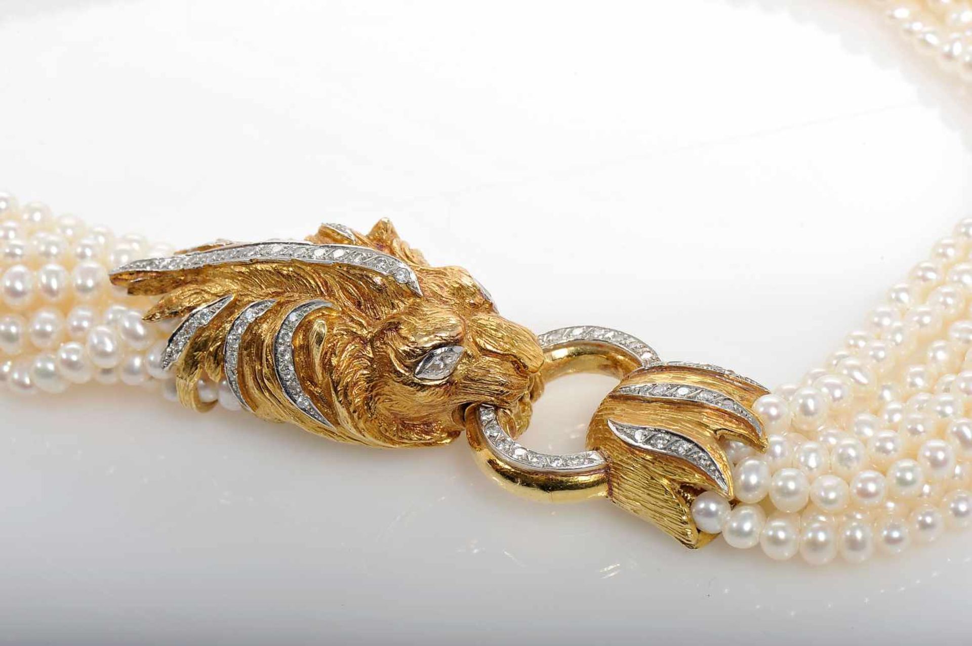 A Necklace, nine strings of culture pearls, bicolour gold clasp, carved decoration "Lion fauce", set - Bild 3 aus 3