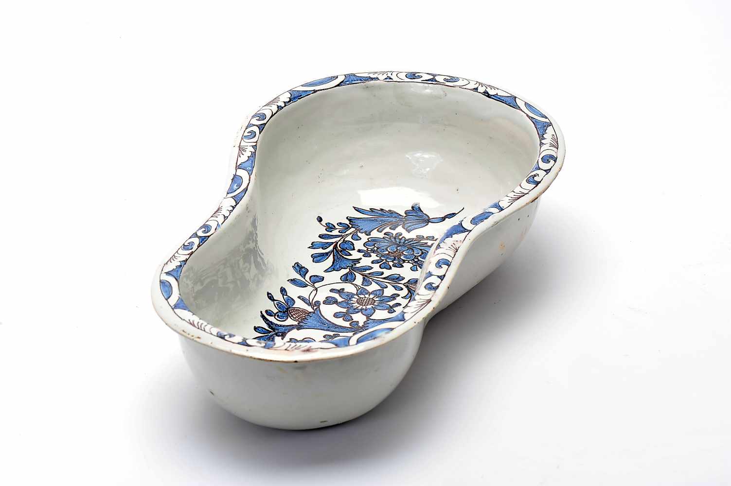 A Bidet, Rouen faience, blue and vinous decoration "Flowers", French, 18th C., wear on the glaze,