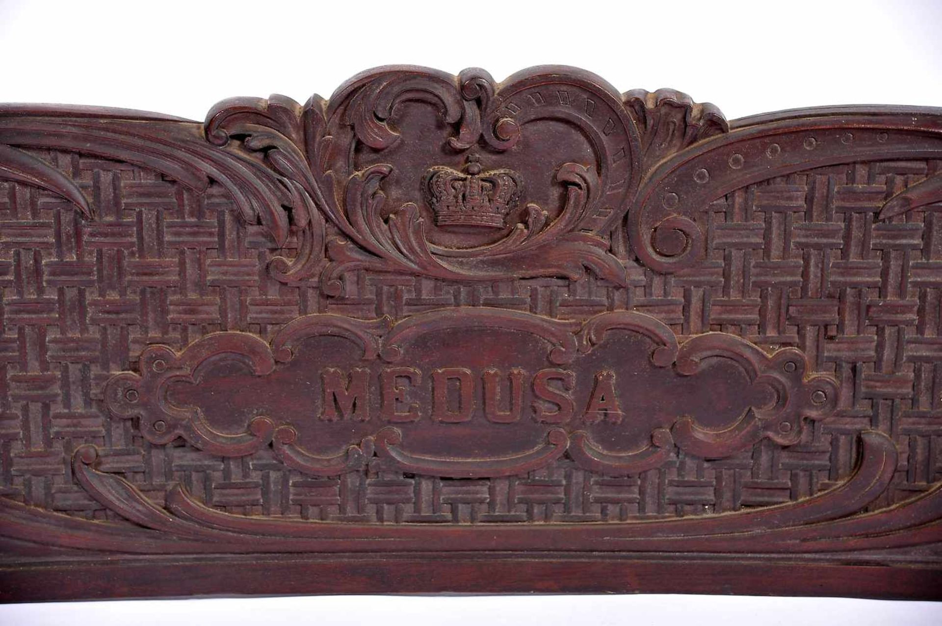 A Plaque of the «Medusa Canoe» property of Queen Dona Amélia of Portugal, carved and painted wood - Bild 2 aus 2