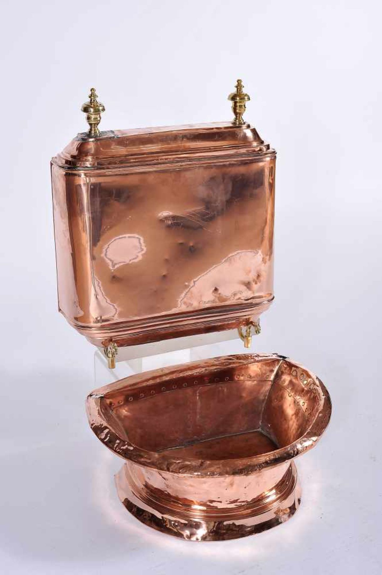 A Suspension Water Tank with Basin, copper, tank with yellow metal pinnacles and feet, European, - Bild 2 aus 2