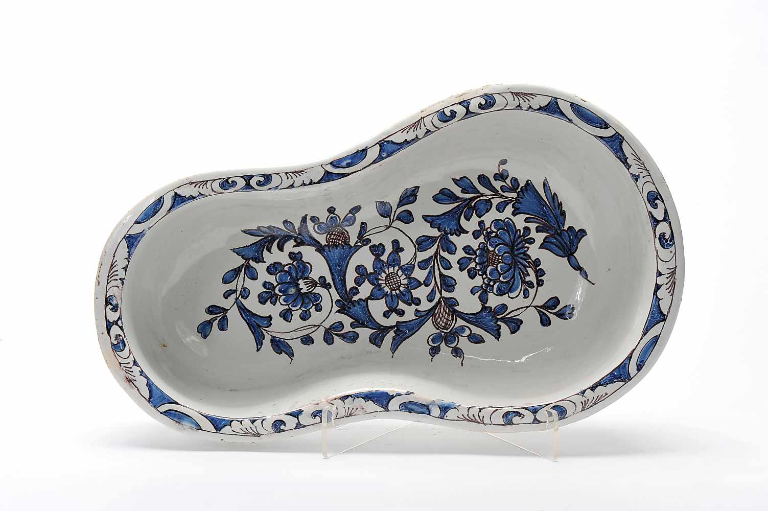 A Bidet, Rouen faience, blue and vinous decoration "Flowers", French, 18th C., wear on the glaze, - Image 2 of 3