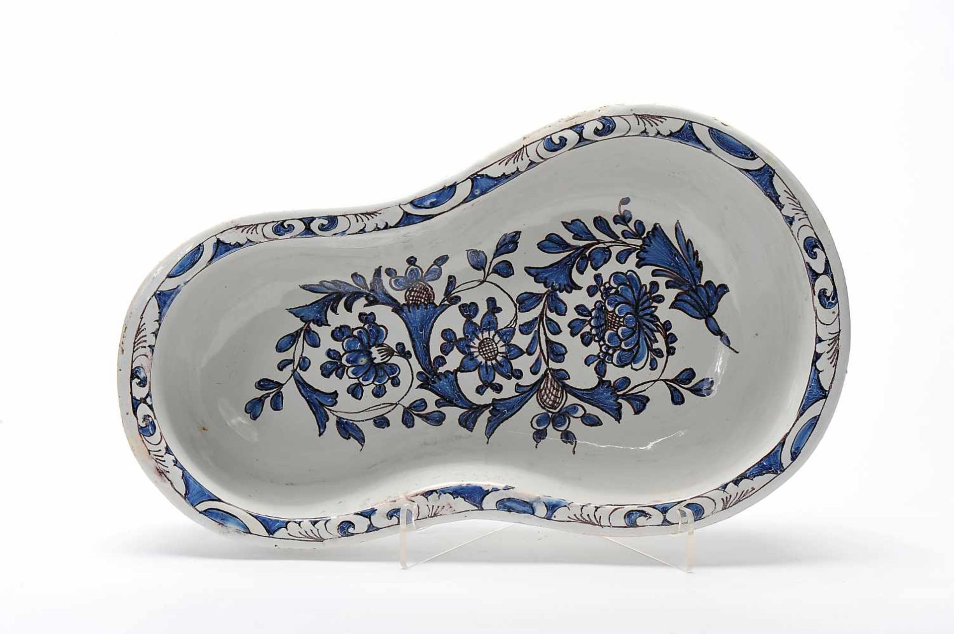 A Bidet, Rouen faience, blue and vinous decoration "Flowers", French, 18th C., wear on the glaze, - Bild 2 aus 3