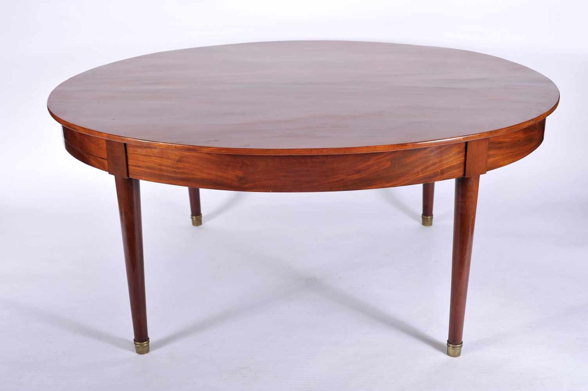 An Oval Table, mahogany, legs with bronze caps, European, 19th C., small restoration, Dim. - 72 x - Bild 2 aus 2