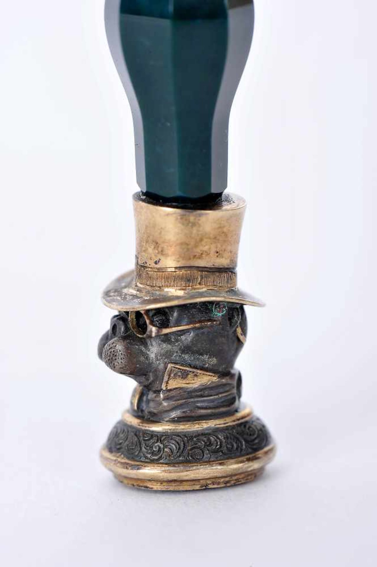 A Signet, blood Jasper, silver and gilt silver faceted handle en relief "Hound head with top hat and - Bild 2 aus 3