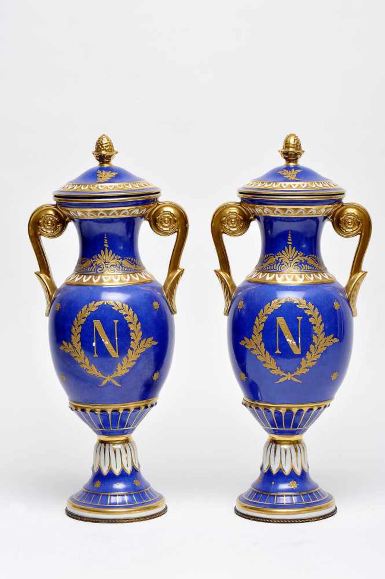 A Pair of Covered Urns, Sèvres porcelain, blue and gilt decoration "Eagle" and "N" (for Napoleon), - Bild 2 aus 3