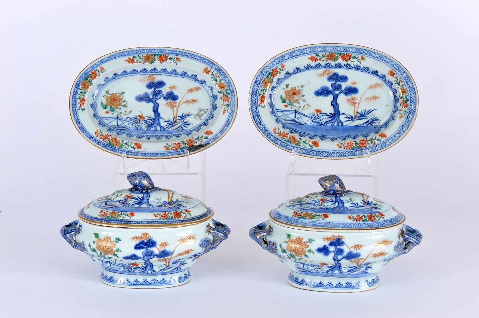 A Pair of Small Tureens with Oval Stands, Chinese export porcelain, polychrome and gilt - Bild 2 aus 2