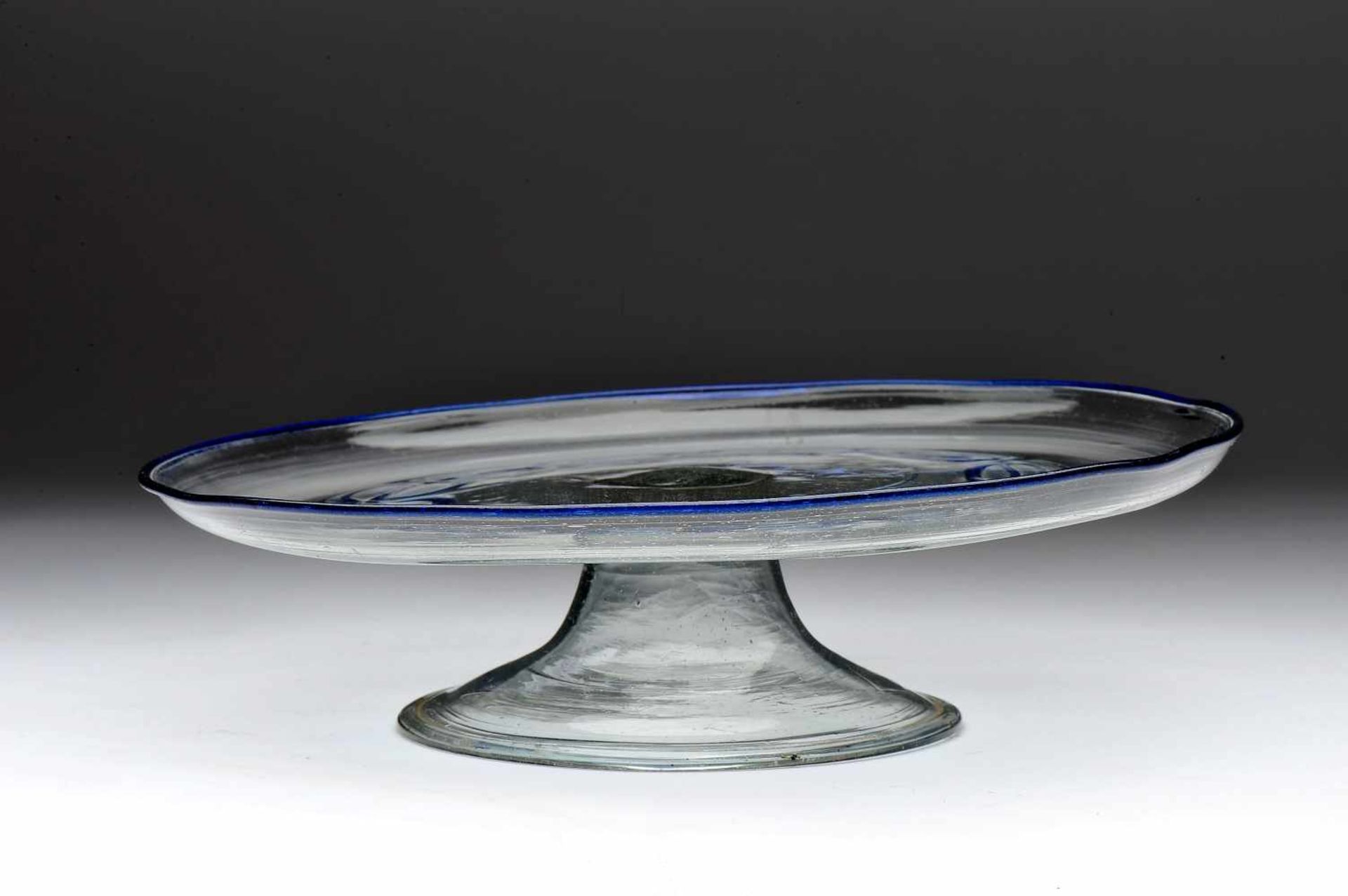 A Stemmed Présentoire, Murano glass, blue glass decoration, Venetian, 17th C., Dim. - 6 x 22,5 cm - Bild 2 aus 3