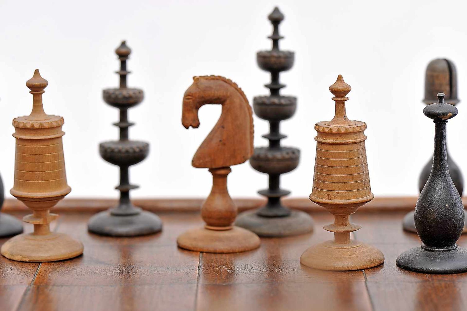 A Board with Chess Pieces, walnut board with drawer and four feet, sides en relief "Greek - Bild 4 aus 6