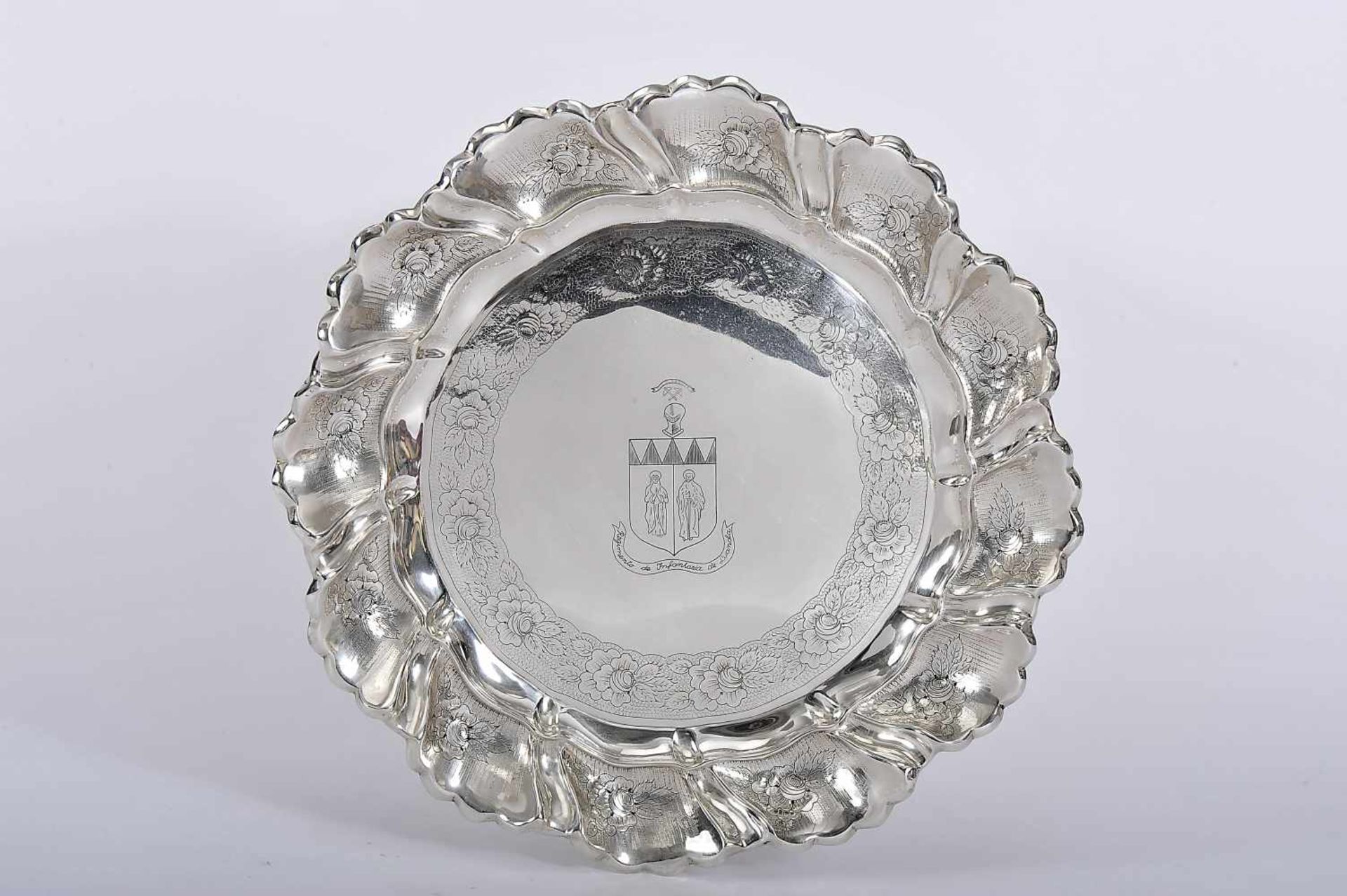 A Supension Salver with Wavy Rim, 833/1000 silver, wavy and engraved decoration "Flowers", centre