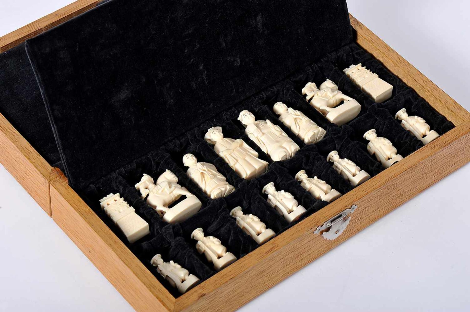 Chess Pieces and Board/Box, carved ivory "Japanese Figures" being one of the sets dyed brown, box - Bild 8 aus 10