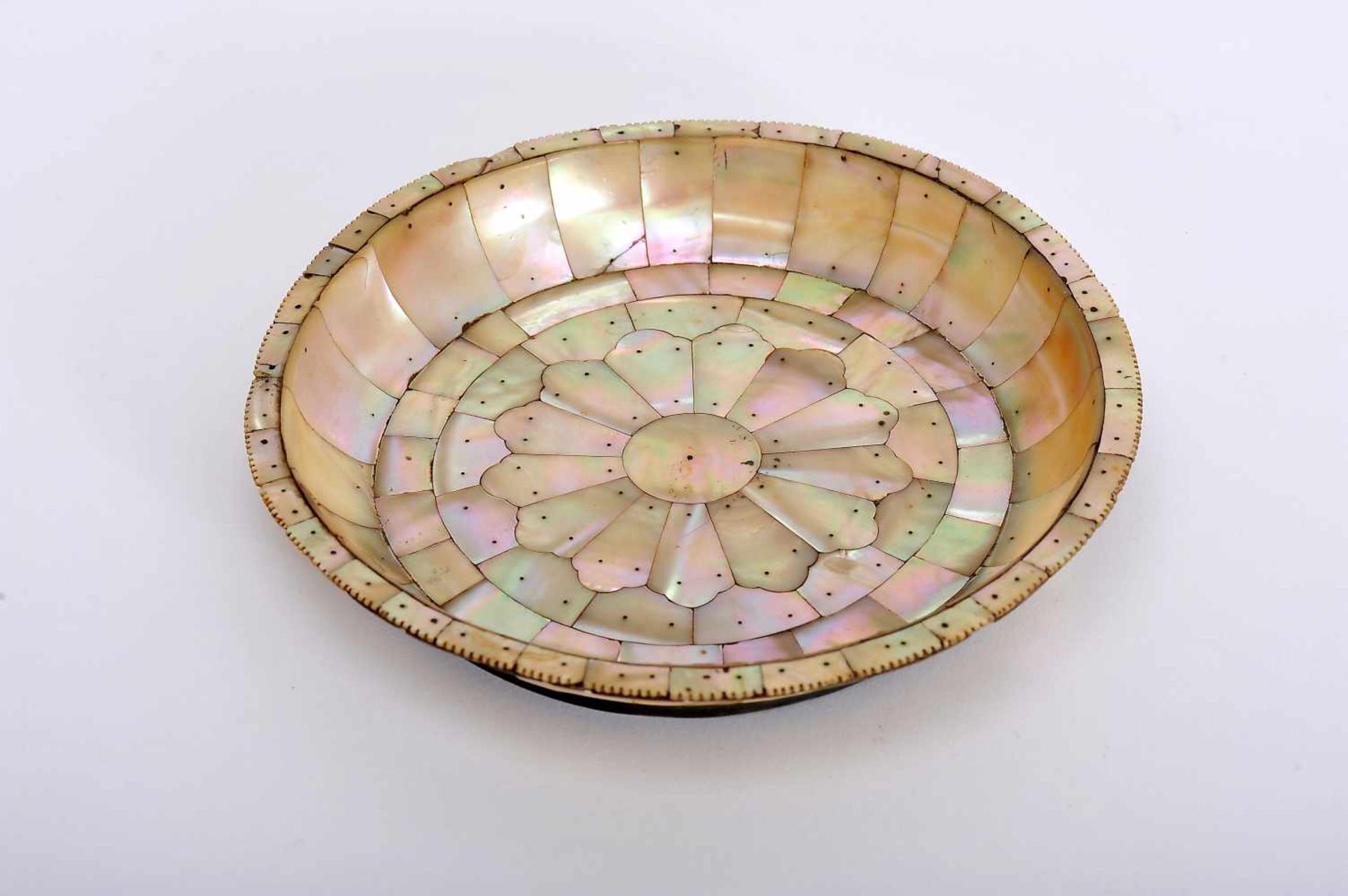 A Salver, mother of Pearl and mother of pearl marquetry "rosacea" with copper mounting and pins, - Bild 3 aus 3