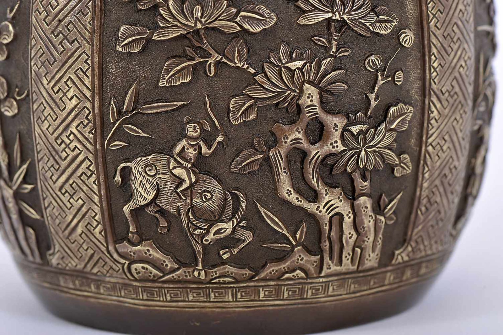 A Flask with cover, bronze, engraved decoration en relief "Crafts of China", Chinese, 19th C., - Bild 2 aus 3