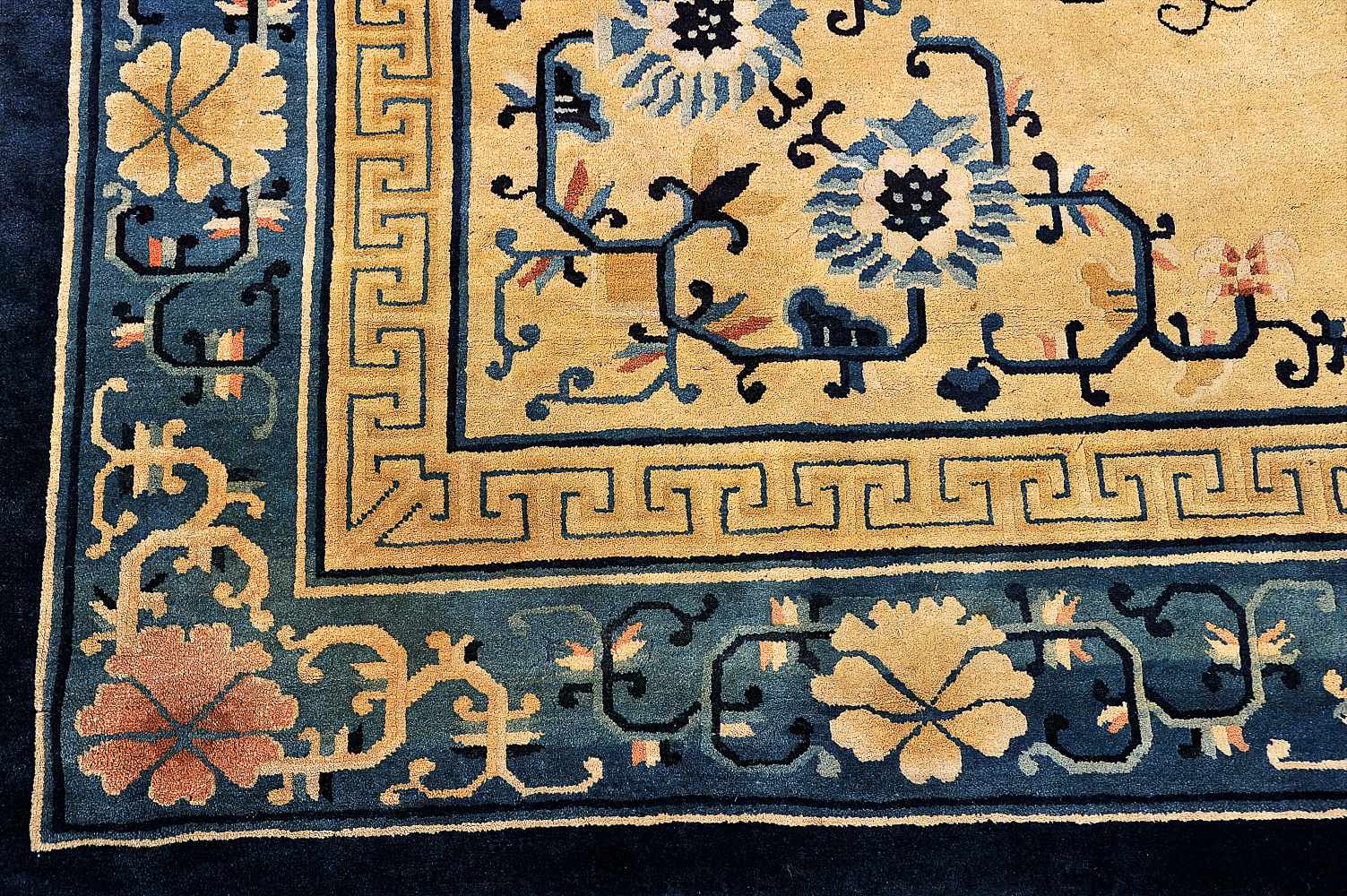 A Carpet, wool yarn, polychrome decoration "Flowers", Chinese, 20th C., signs of use, minor wool - Image 3 of 4