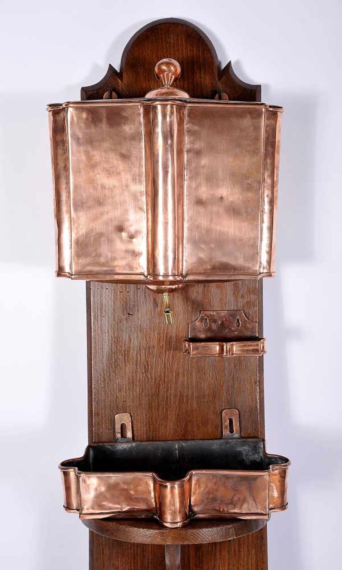 Wall fountain to wash hands, copper, composed of covered water tank, basin and soap holder, - Bild 2 aus 2